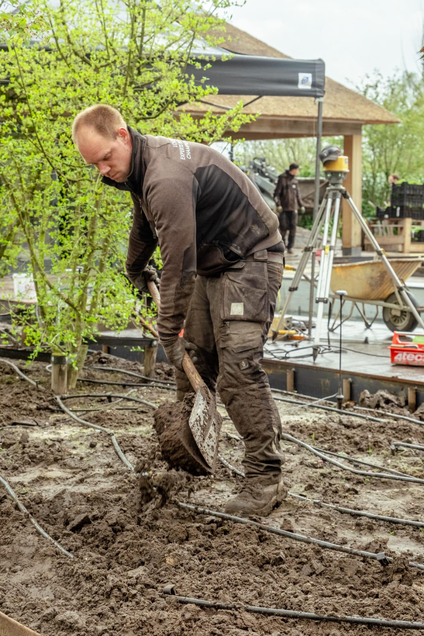 Wessel van Nimwegen hovenier bij DON Hoveniers aan het werk in een tuin.